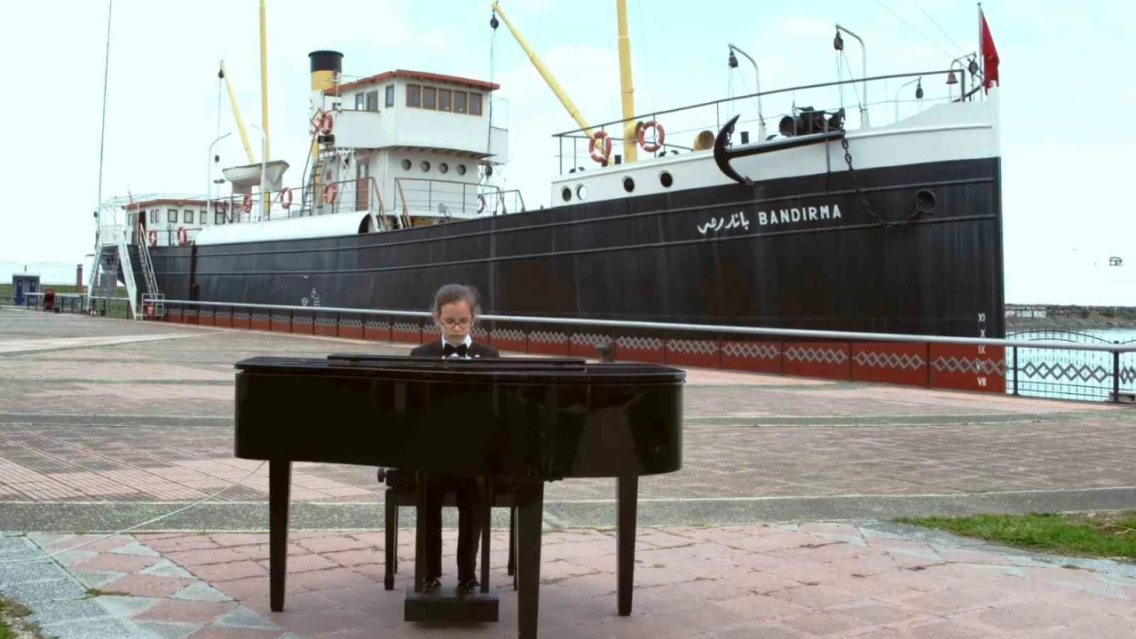 8 yaşındaki piyanistten Bandırma Vapuru önünde 'Türk Marşı'