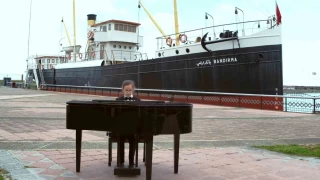 8 yaşındaki piyanistten Bandırma Vapuru önünde 'Türk Marşı'