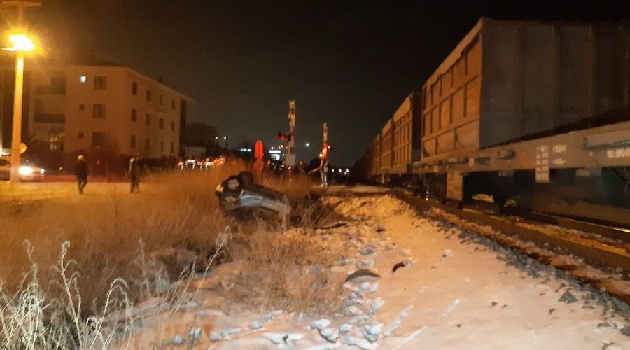 Afyonkarahisar'da y�k treni otomobile �arpt�