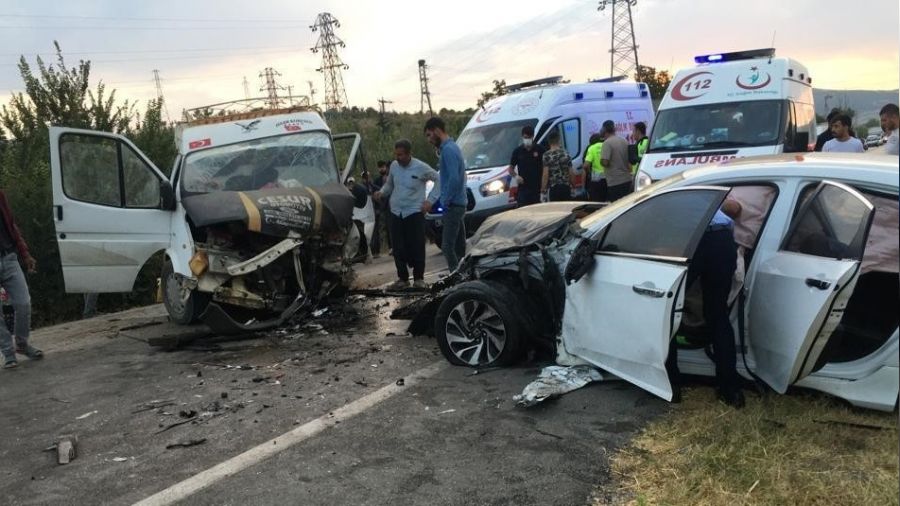 Amasya'da minib�sle otomobil �arp��t�: 20 yaral�