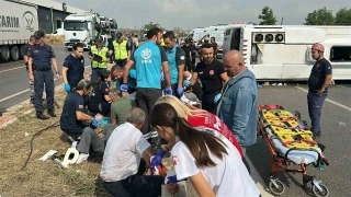 Antalya-Isparta Karayolunda yolcu midib�s� devrildi: 1'i a��r 17 yaral�