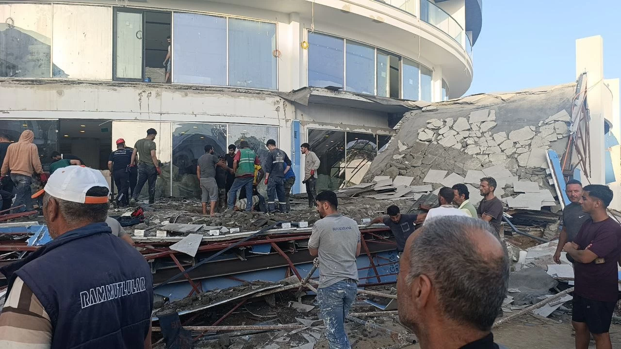 Antalya'da otel inşaatının balkonu göçtü: İşçiler canını son anda kurtardı