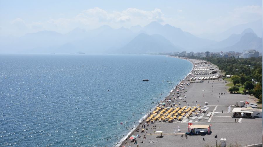 Antalya'da sıcak hava bunalttı