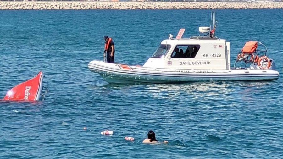 Antalya'da su alan s�rat teknesi batt�