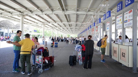 Antalya'ya hava yoluyla gelen turist says 5 milyonu at