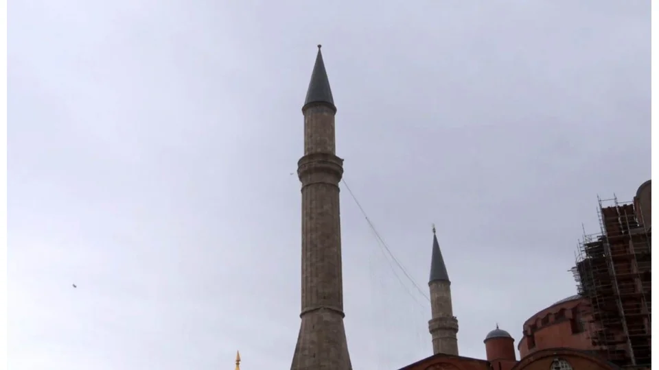Ayasofya Camii'nin alemi �iddetli r�zgarda d��t�