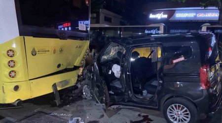Bağcılar'da bir araç, İETT otobüsüne çarptı: 4'ü ağır 6 yaralı