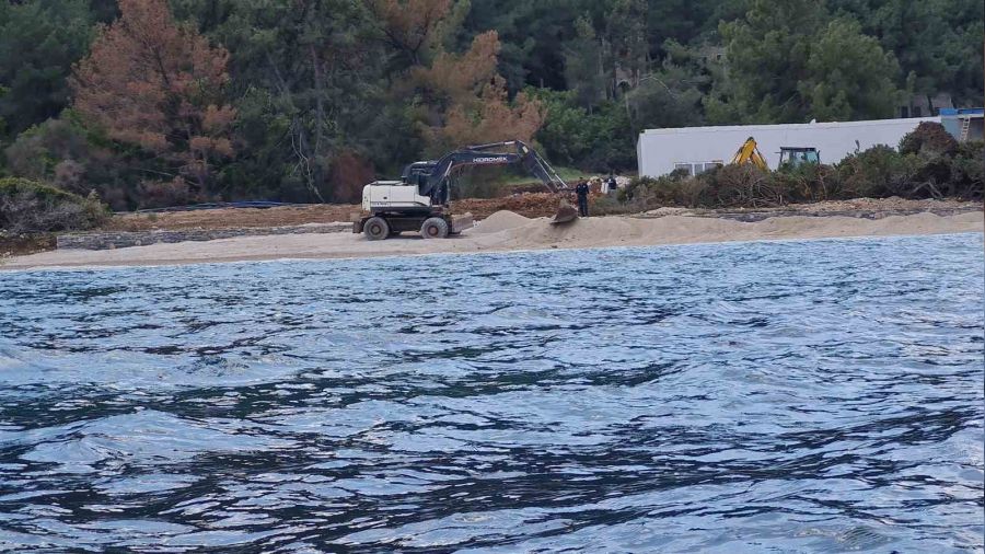 Bodrum'da denize dökülen kum kaldırılıyor