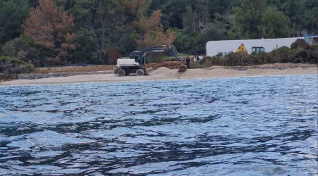 Bodrum'da denize dökülen kum kaldırılıyor