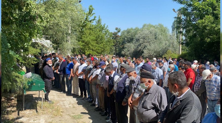 Bo�ularak �len amca ve ye�en son yolculuklar�na u�urland�