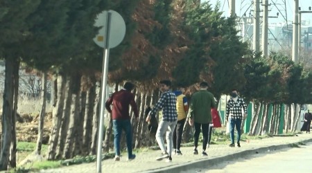 Bu vatandaşlar ne yapmaya çalışıyor?