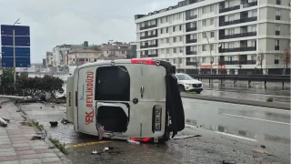 Bykekmece'de yolcu minibs devrildi: 1'i ar 2 yaral