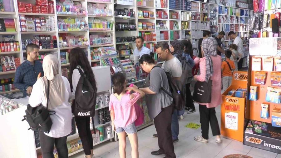 Deprem bölgesi Gaziantep'te kırtasiye yoğunluğu