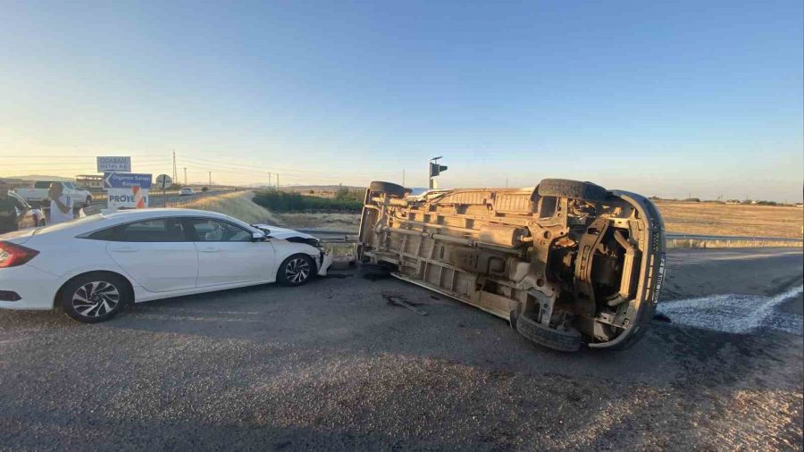 Diyarbakır'da işçi servisi, otomobil ile çarpıştı: 7 yaralı