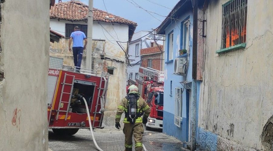 Edremit'te mahalleyi yanmaktan itfaiye ekipleri kurtard�