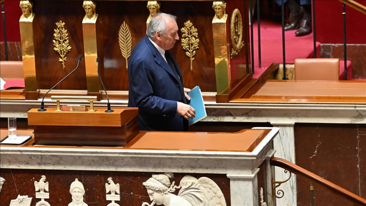 Fransa'da artan borç yükü hükümetleri deviriyor