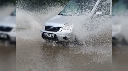 Gök gürültülü sağanak yağış sürücülere zor anlar yaşattı