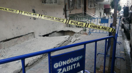 Güngören'de binayla kaldırım arasındaki beton çöktü