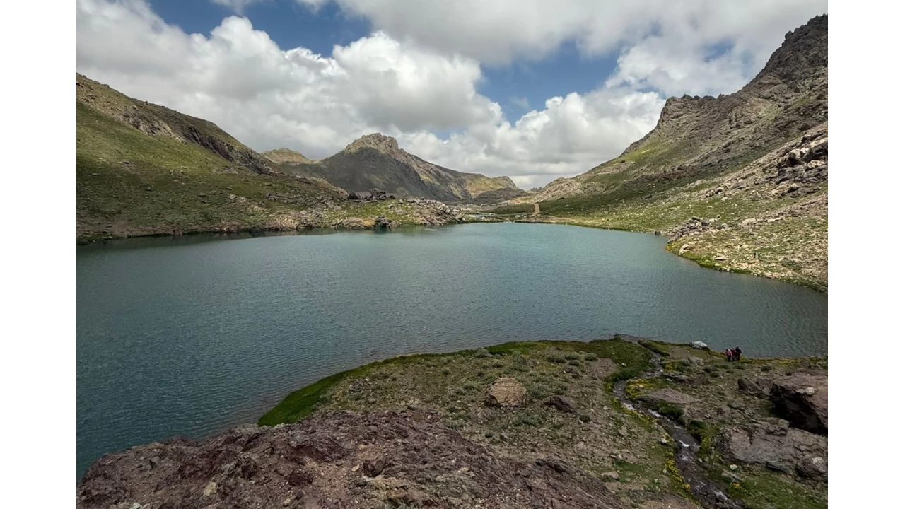 Hakkari'nin 3 bin 500 rakımlı Sat Gölleri'nde doğa yürüyüşü
