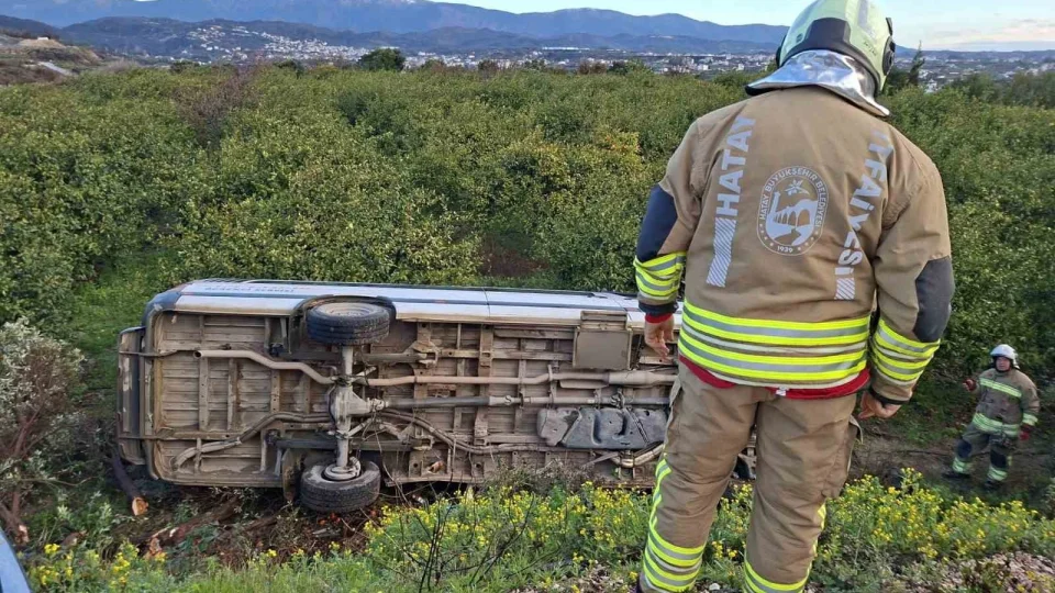 Hatay'da ��renci servisi narenciye bah�esine u�tu: 9 yaral�