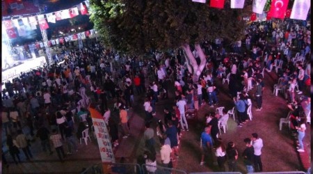 İki bin kişilik konserde korona unutuldu