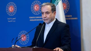 �ran D��i�leri Bakan� Abbas Arak�i, ABD Ba�kan� Donald Trump'�n protestolar�n kanl� bir hal almas� durumunda Tahran'a y�nelik askeri m�dahale uyar�s�n�n, protestocular� ve g�venlik g��lerini hedef alan "ter�ristleri" ve yabanc� m�dahaleyi motive edece�ini s�yledi.