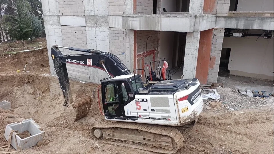 �� makinesi ile duvar aras�nda s�k��an i��i hayat�n� kaybetti