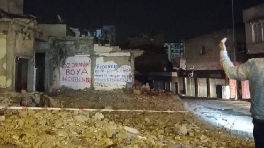 İslahiye'de hasarlı 2 bina çöktü