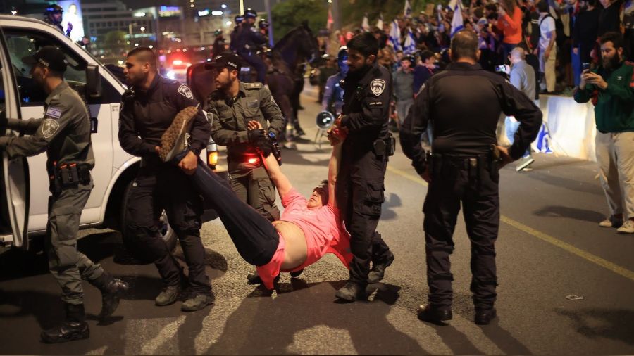 �sraililer, Netanyahu'ya kar�� yine meydanlarda