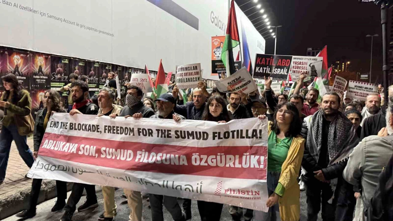 srail'in Sumud Filosu'na saldrs srail Bakonsolosluu nnde protesto edildi