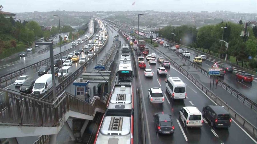 İstanbul'da sağanak yağış trafiği kilitledi