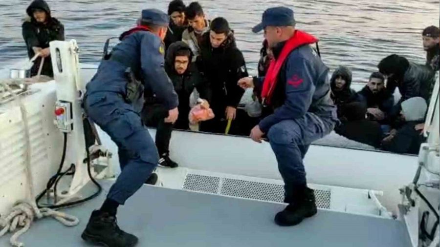 İzmir açıklarında 243 kaçak göçmen yakalandı