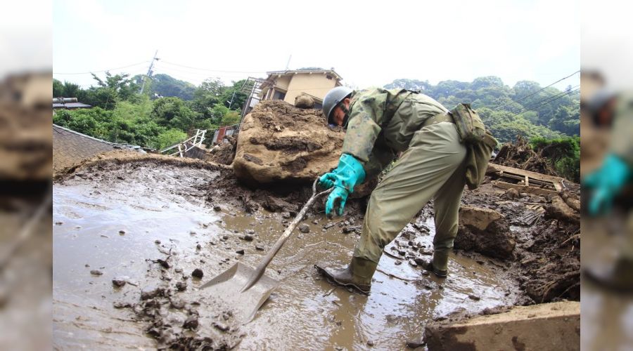 Japonya'y� vuran sel ve heyelanda can kayb� 13'e y�kseldi