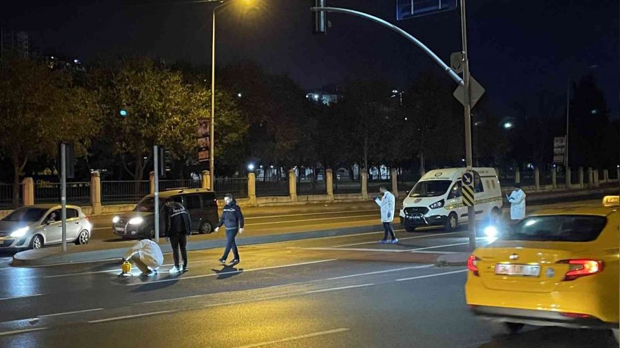 Kağıthane'de kırmızı ışıkta bekleyen lüks araca silahlı saldırı: 1 ölü