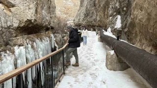 Kanyonda buz sark�tlar�n�n boyu 5 metreyi a�t�