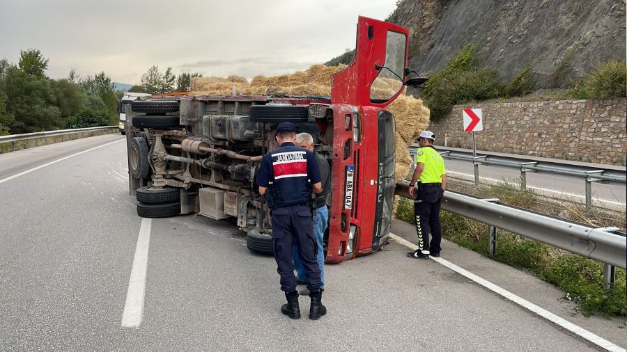 Karabük'te saman yüklü kamyonun devrildi: 1 yaralı