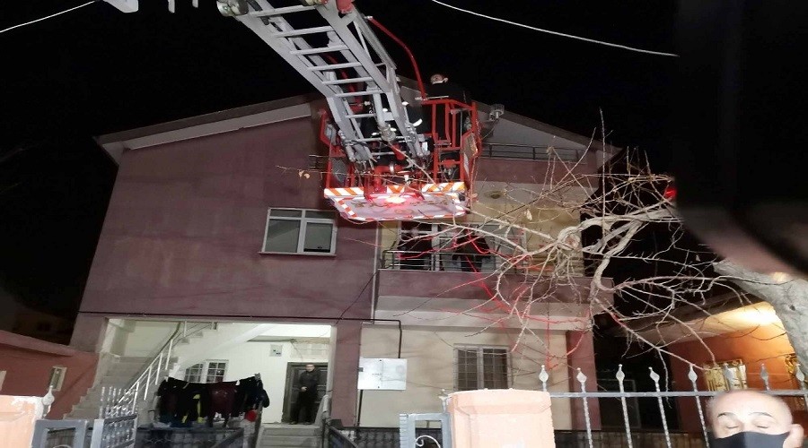 Kendisine emanet edilen evi soymaya kalktı