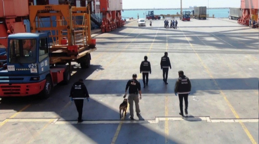 Kokain y�kl� gemiye operasyon