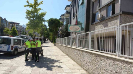 Kontrolden çıkan araç öğrenci ve velilere çarptı