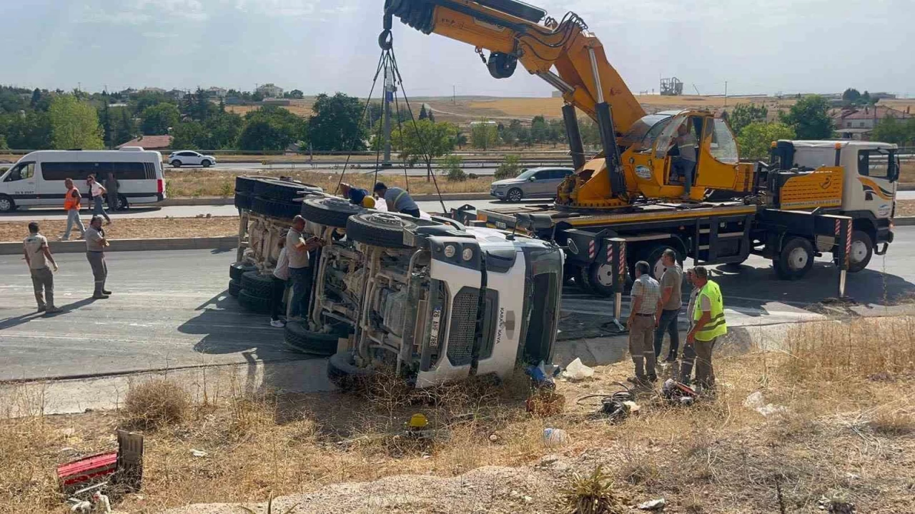 Kontrolden çıkan beton mikseri refüje devrildi