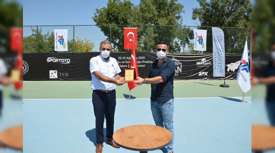 Kortlar A�r�l� tenis�ilerden sorulur