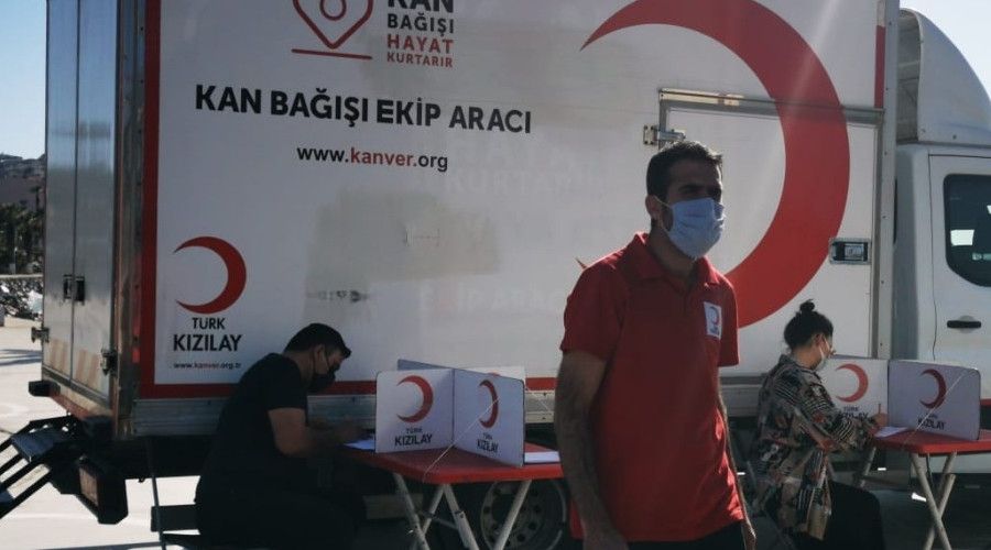 Ku�adas�'nda vatanda�lar kan ba��� arac�na  ak�n etti