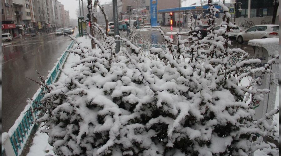K�tahya'da Mart ay� karla ba�lad�