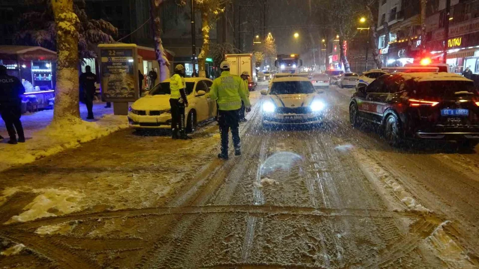 Malatya'da 3 kad�n birbirine girdi: 1 �l�, 1 yaral�