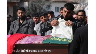 Minik Nazlı'yı son yolculuğuna tüm mahalleli birlikte uğurladı