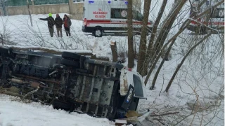 Mu�'ta i��i servisi �arampole yuvarland�: 6 yaral�