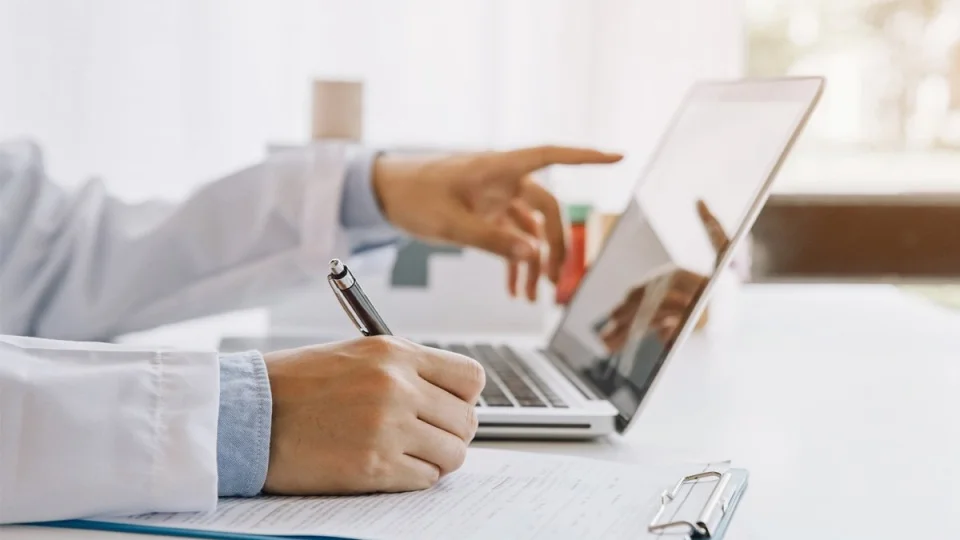 Ofis hayat�n�n sessiz salg�n�: Yeni nesil sa�l�k sorunlar� kap�da!