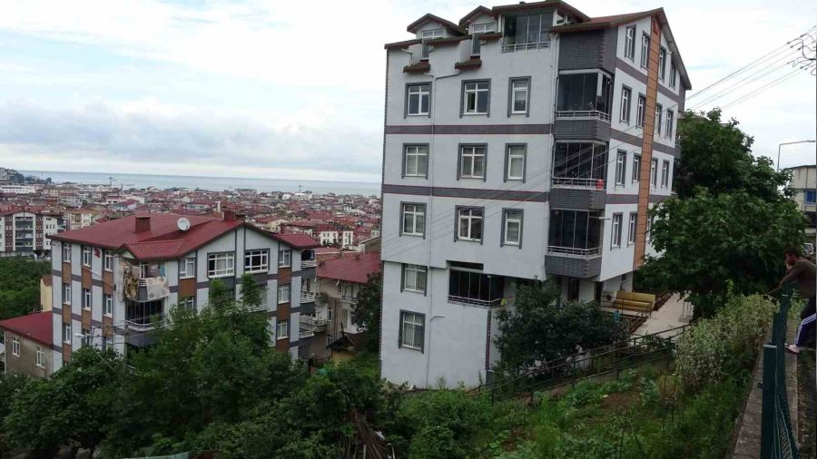 Ordu'da cam silerken 5. kattan böyle düştü