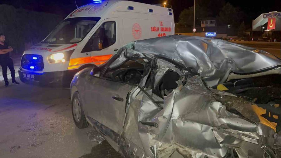Park halindeki tankerin altına girdi