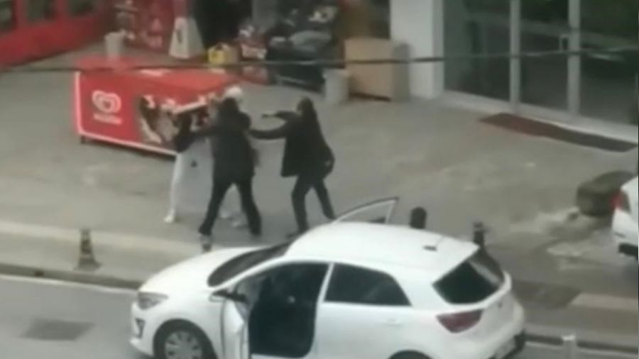 Pendik'te  kad�n s�r�c�lerin yol verme kavgas�nda tekmeler havada u�u�tu